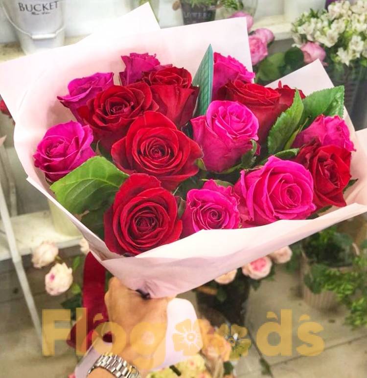 Букет из красных и розовых роз Букет «Романтика» за 6 210 руб.